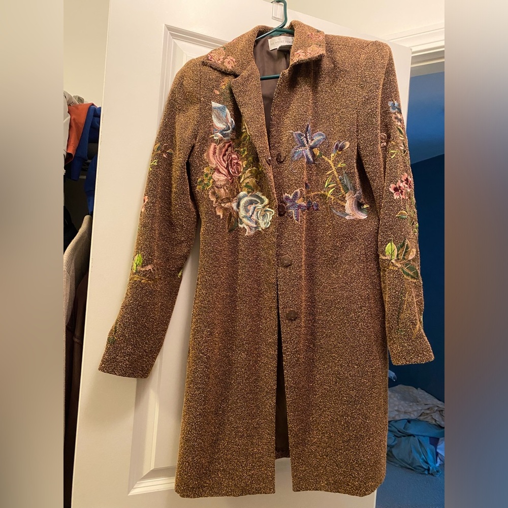 Elegant coat with embroidery.